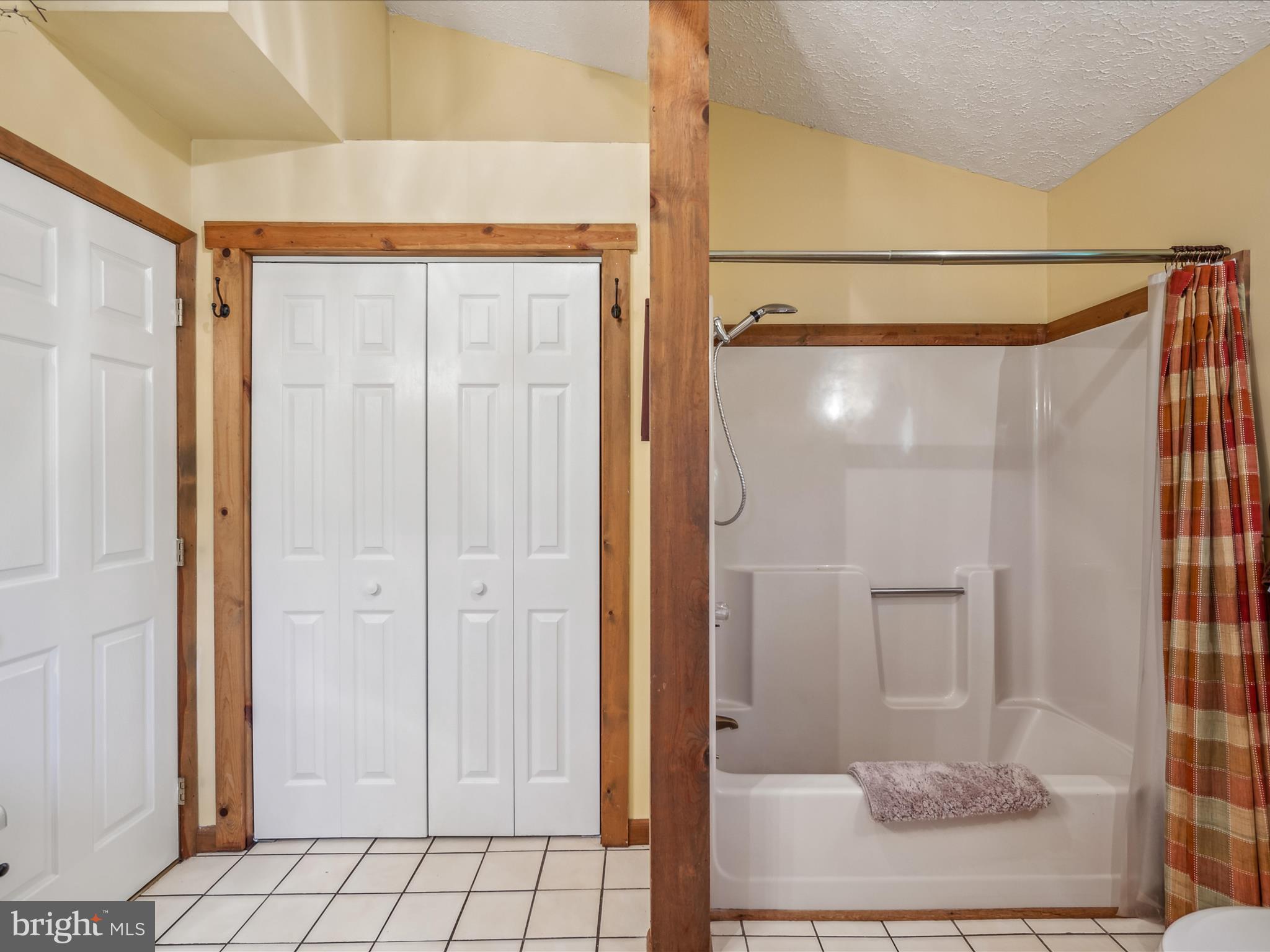 COLONIAL VILLAGE - Residential