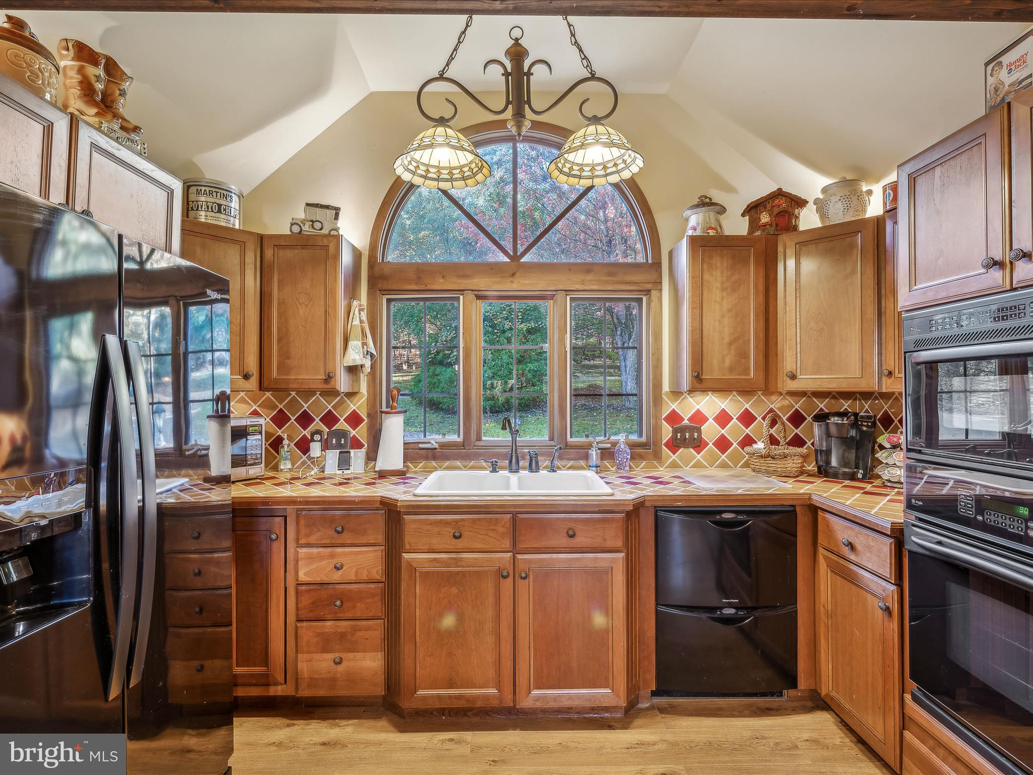 COLONIAL VILLAGE - Residential