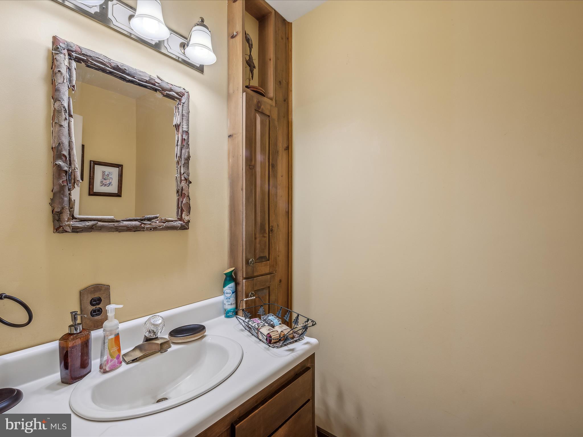 COLONIAL VILLAGE - Residential