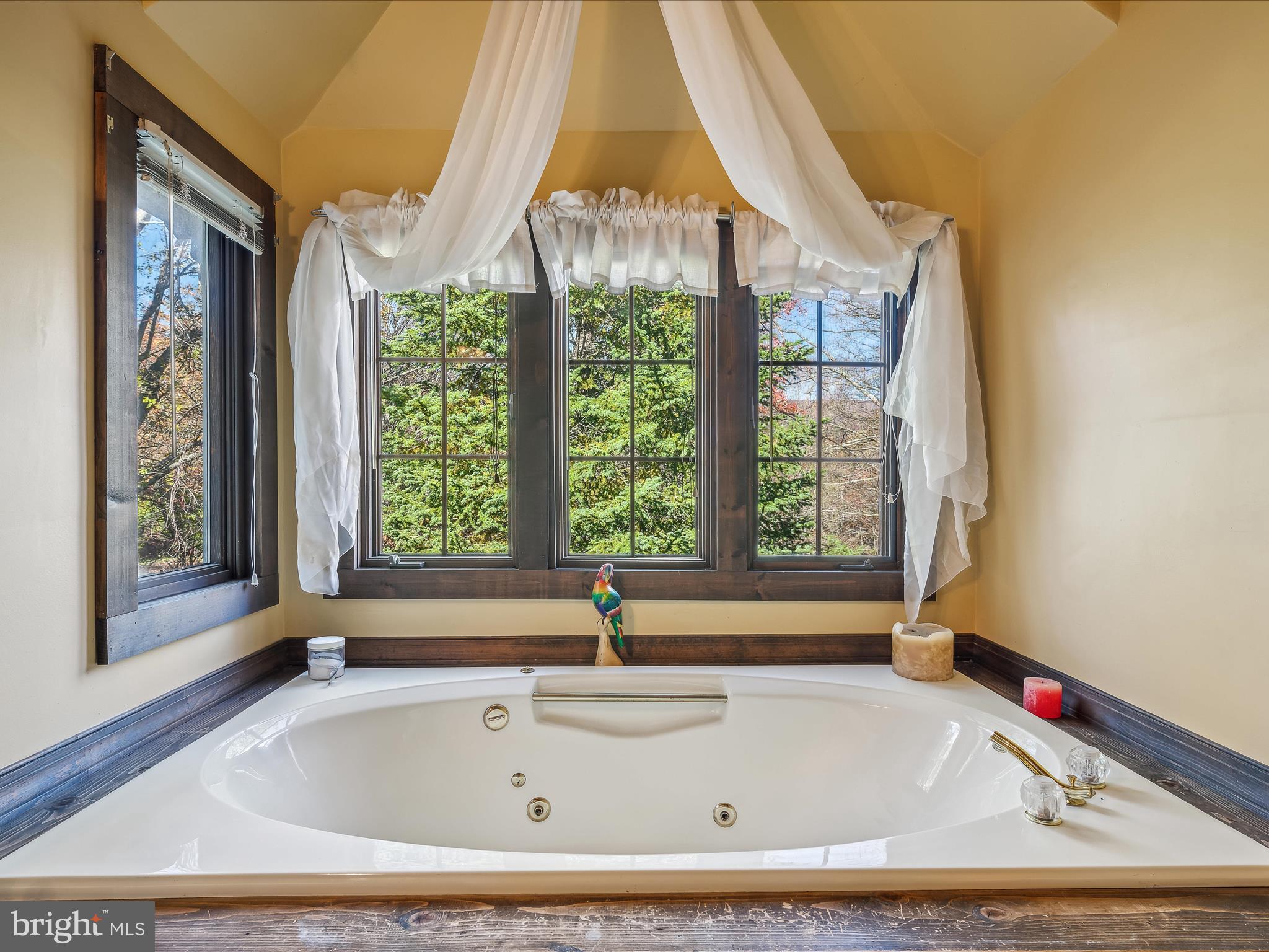 COLONIAL VILLAGE - Residential