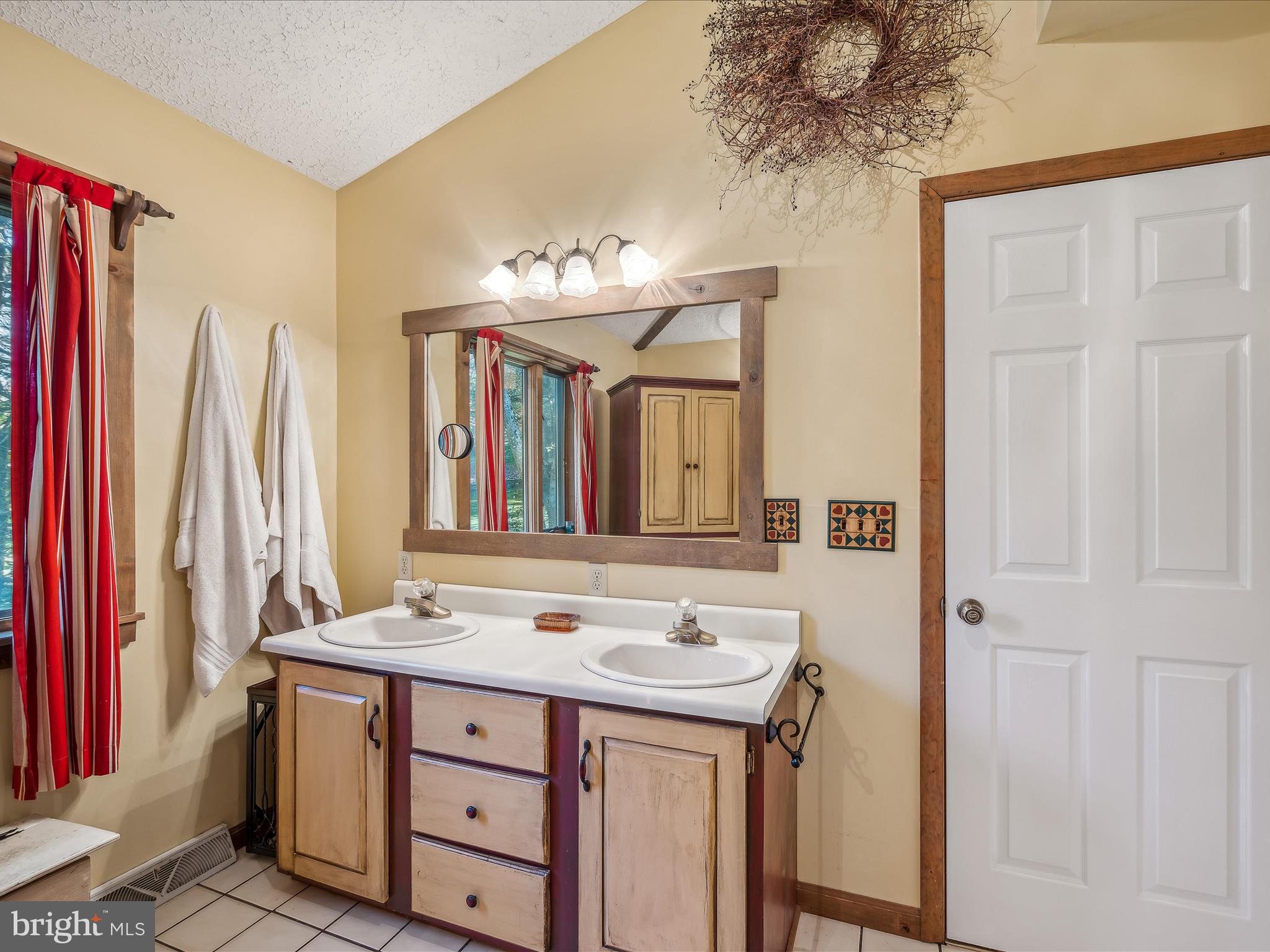 COLONIAL VILLAGE - Residential