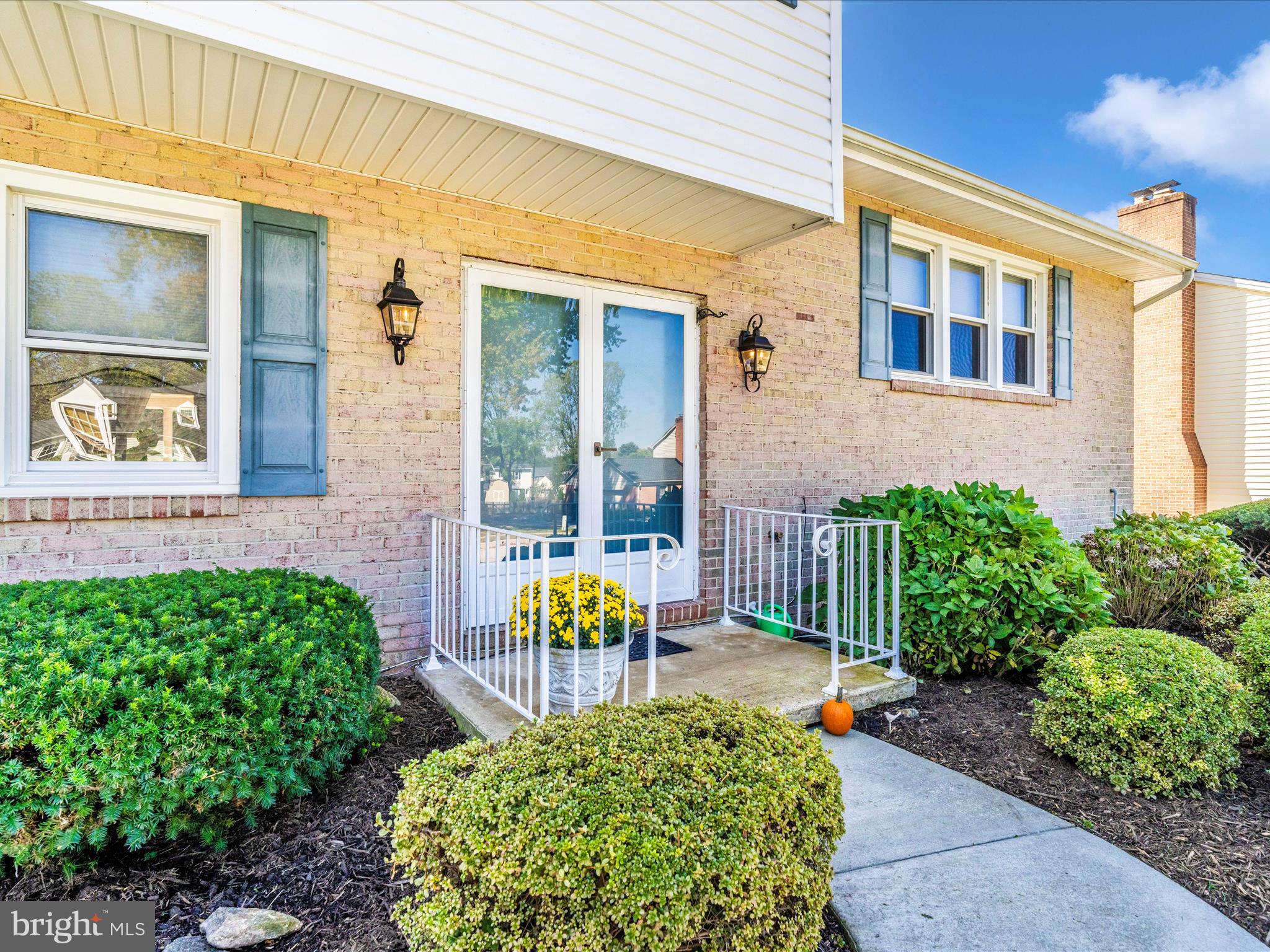 921 SAXON HILL DRIVE