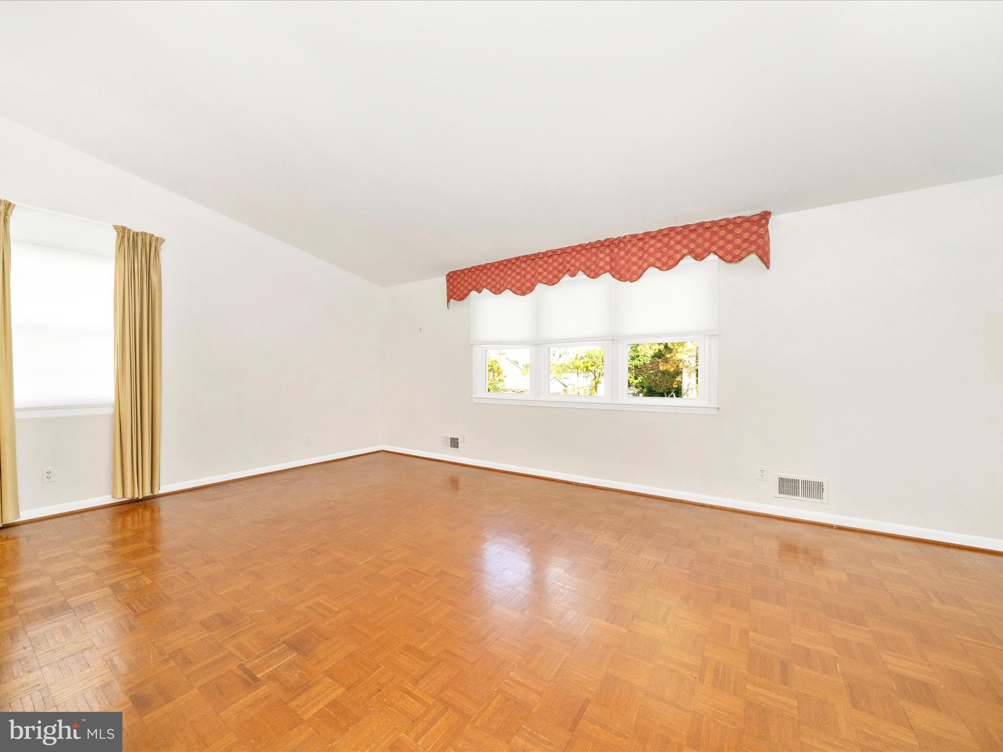 921 SAXON HILL DRIVE
