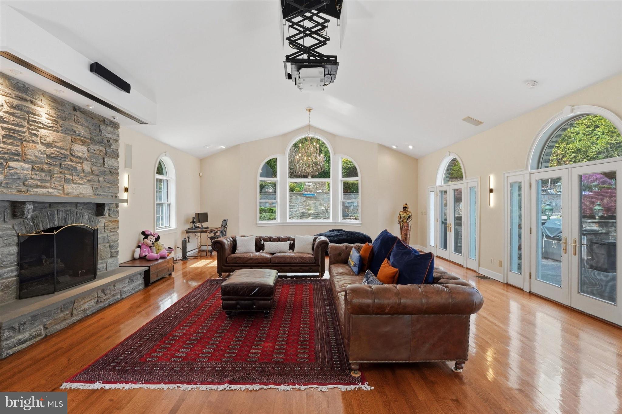 MOUNT EYRE MANOR - Residential