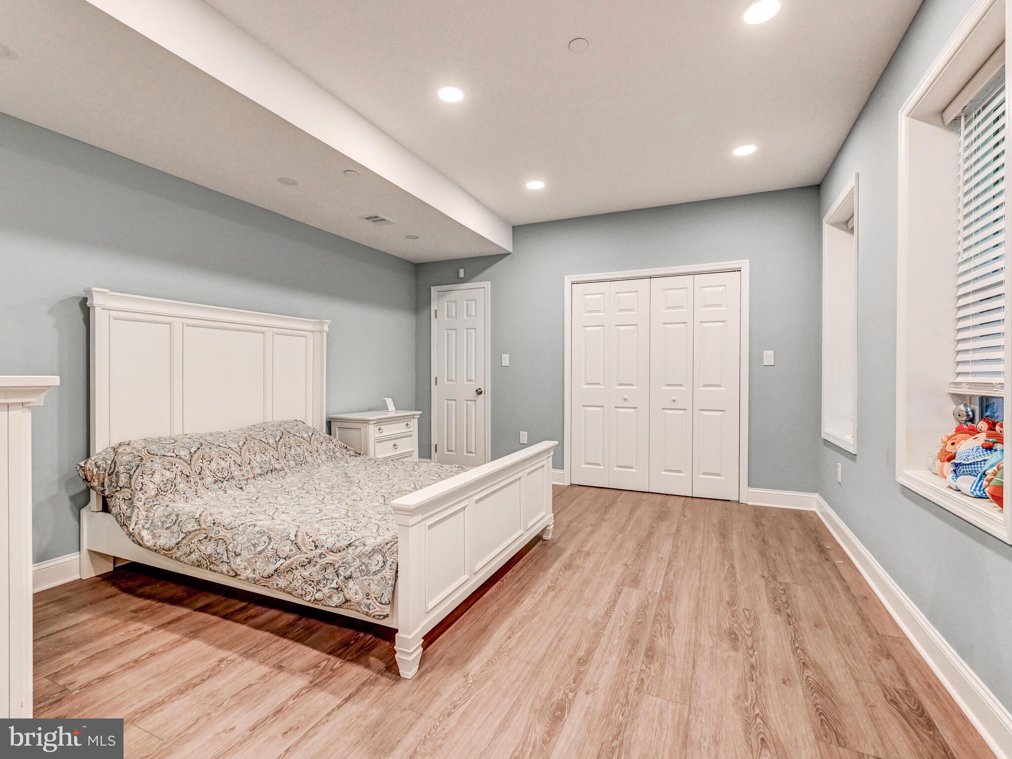 MANOR WOODS - Residential