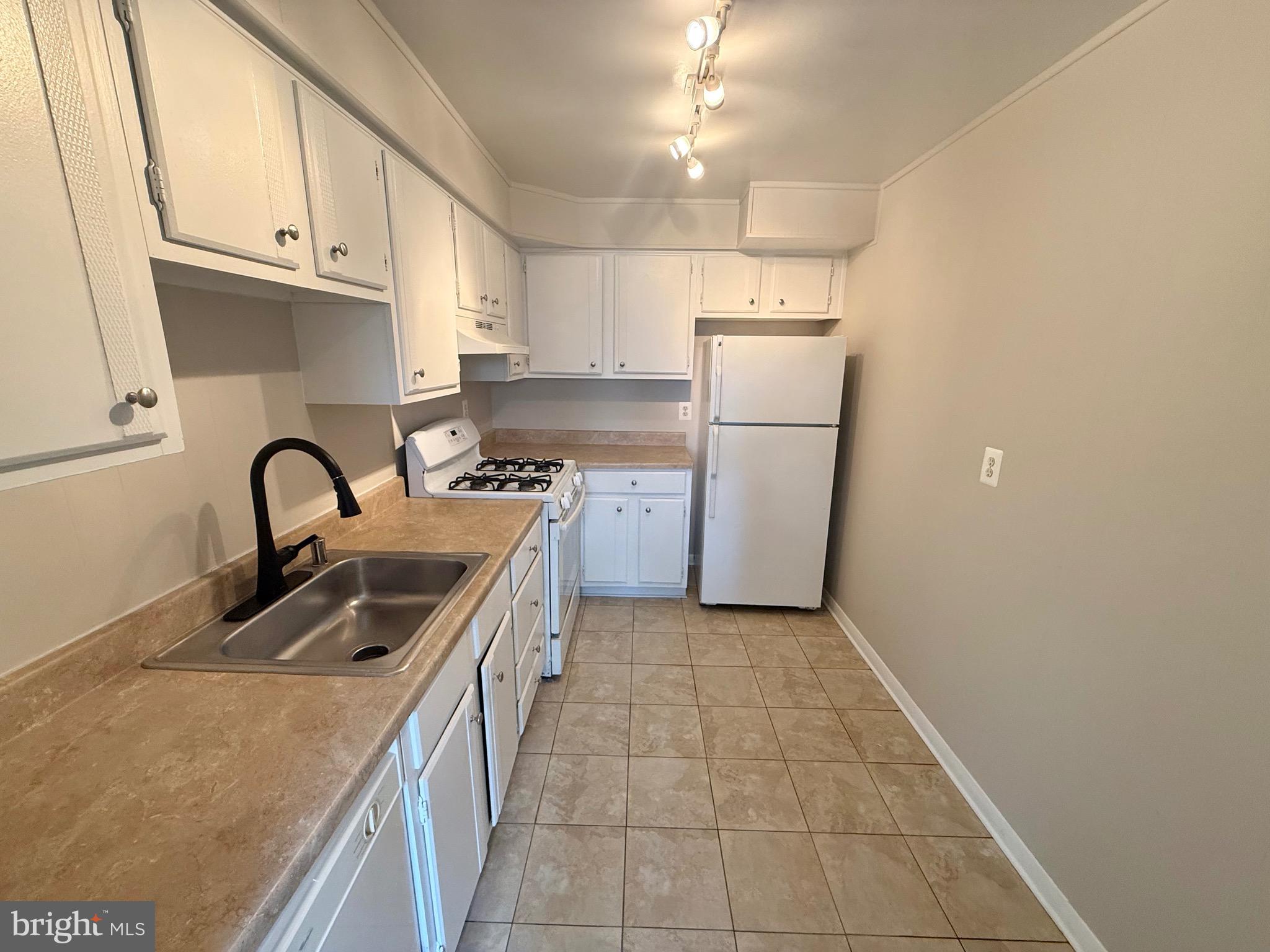 COLUMBIA KNOLL - Residential