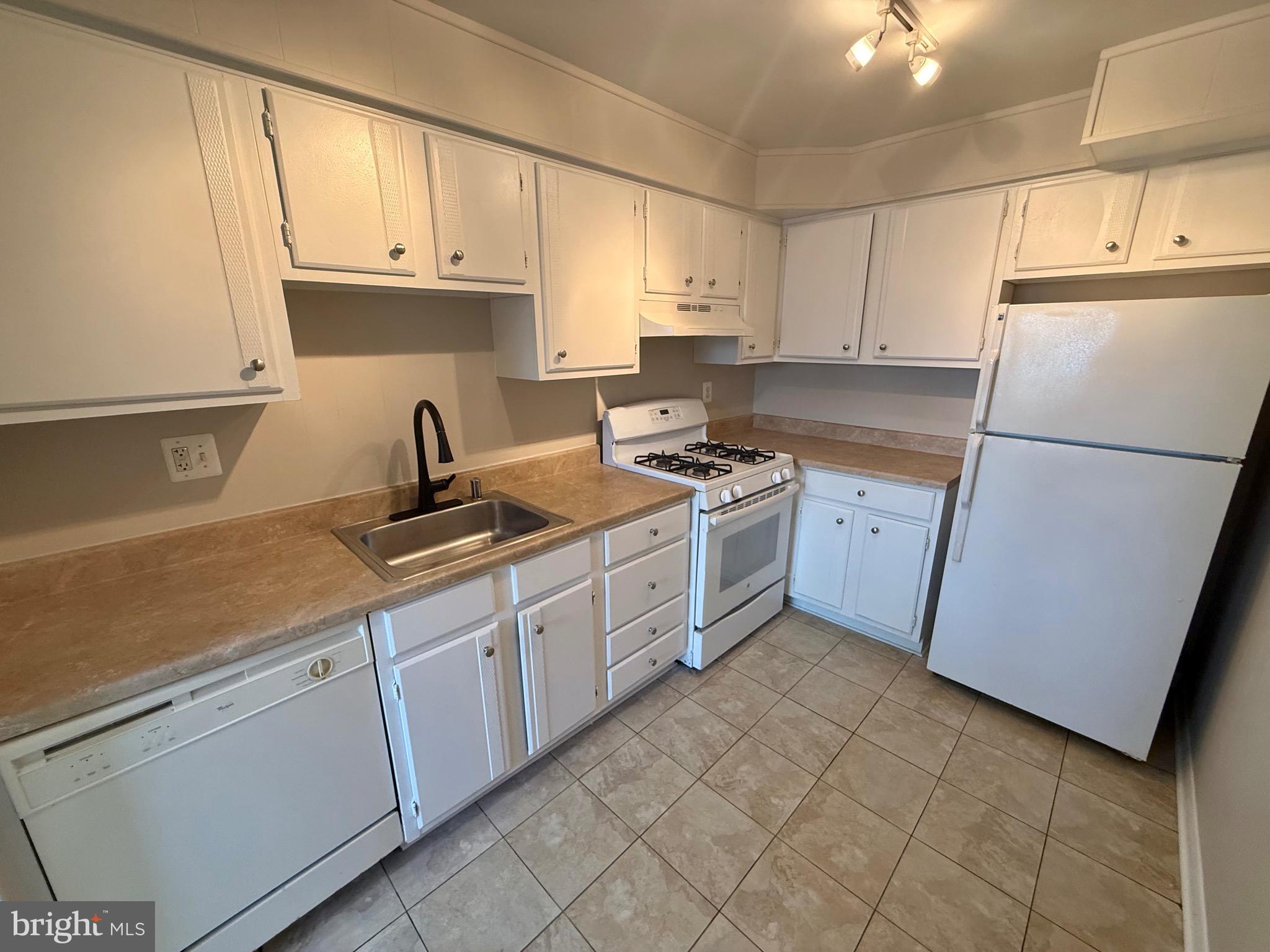 COLUMBIA KNOLL - Residential