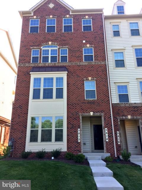 Sun filled 2 level townhome-style condo built in 2016. It has living space of 2,630 Sq Ft. 9+ Ft ceiling, Cown Molding in Master bedroom . Upgrades including Granite Counter, , Stainless Appliances, Hardwood Hloors, Tankless Hot Water Heater and many more...walking distance to Oakdale School District..