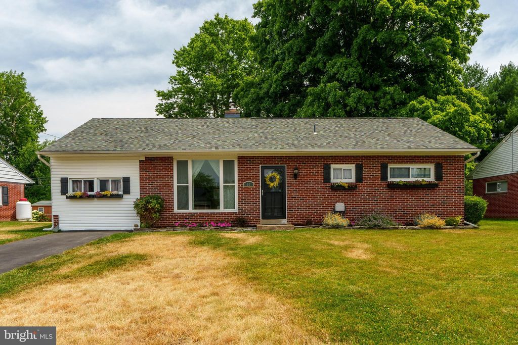 Photo of 53 Pilgrim Drive, Lancaster, PA 17603 (MLS # PALA2053006)
