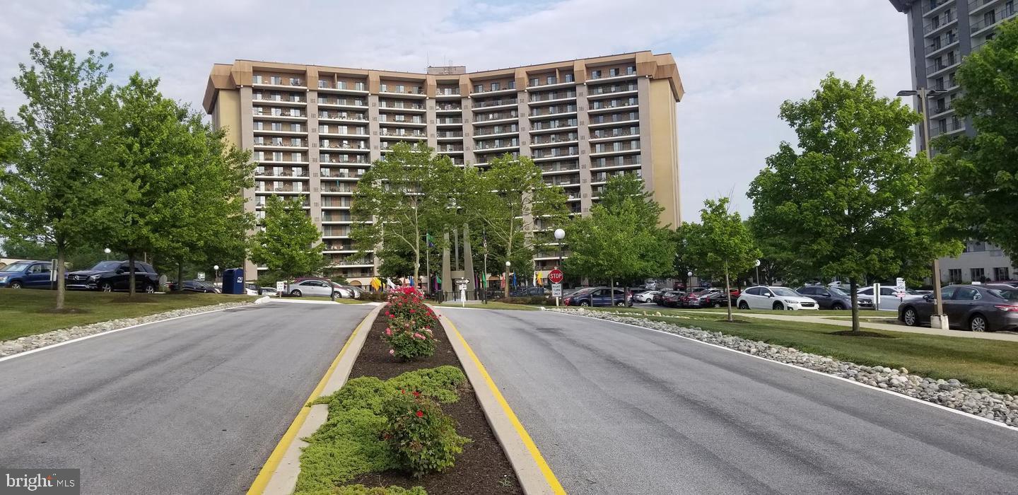 This spacious /updated two-bedroom condo faces the fountain in the 2000 building. Rent includes Comcast cable TV coverage, water, sewer, trash, usage of the clubhouse with exercise room, and indoor/outdoor pool. Valley Forge Towers is conveniently located near the King of Prussia Mall and Main Street Village shopping center.