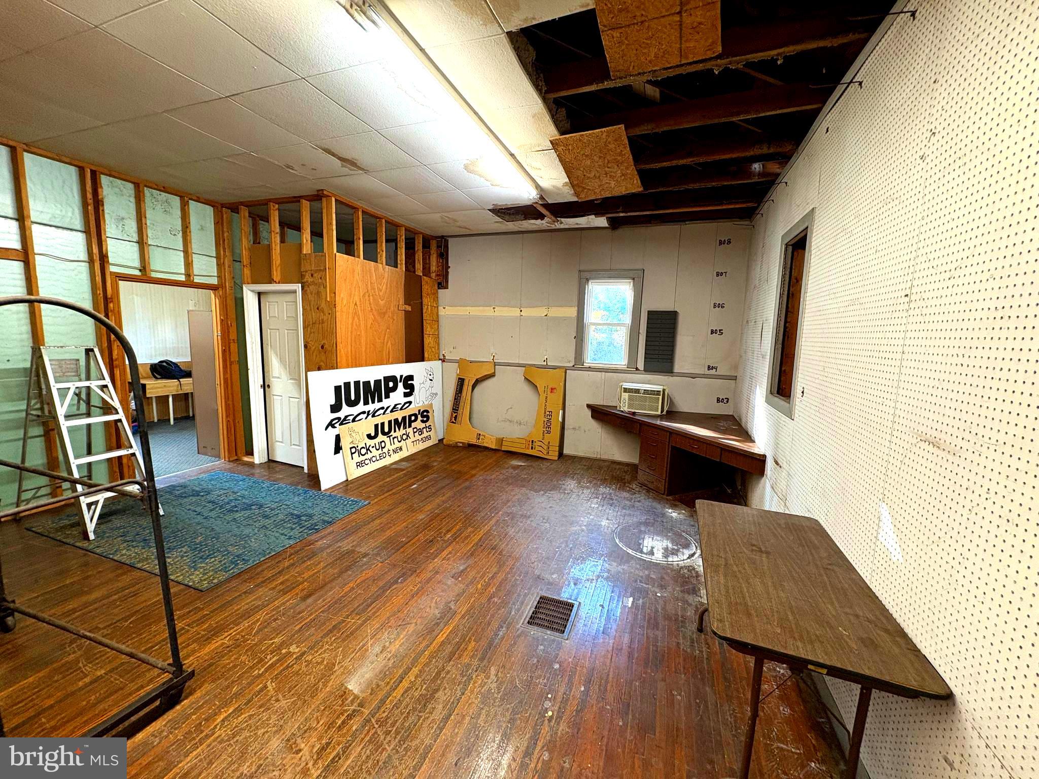 Main image without alt text