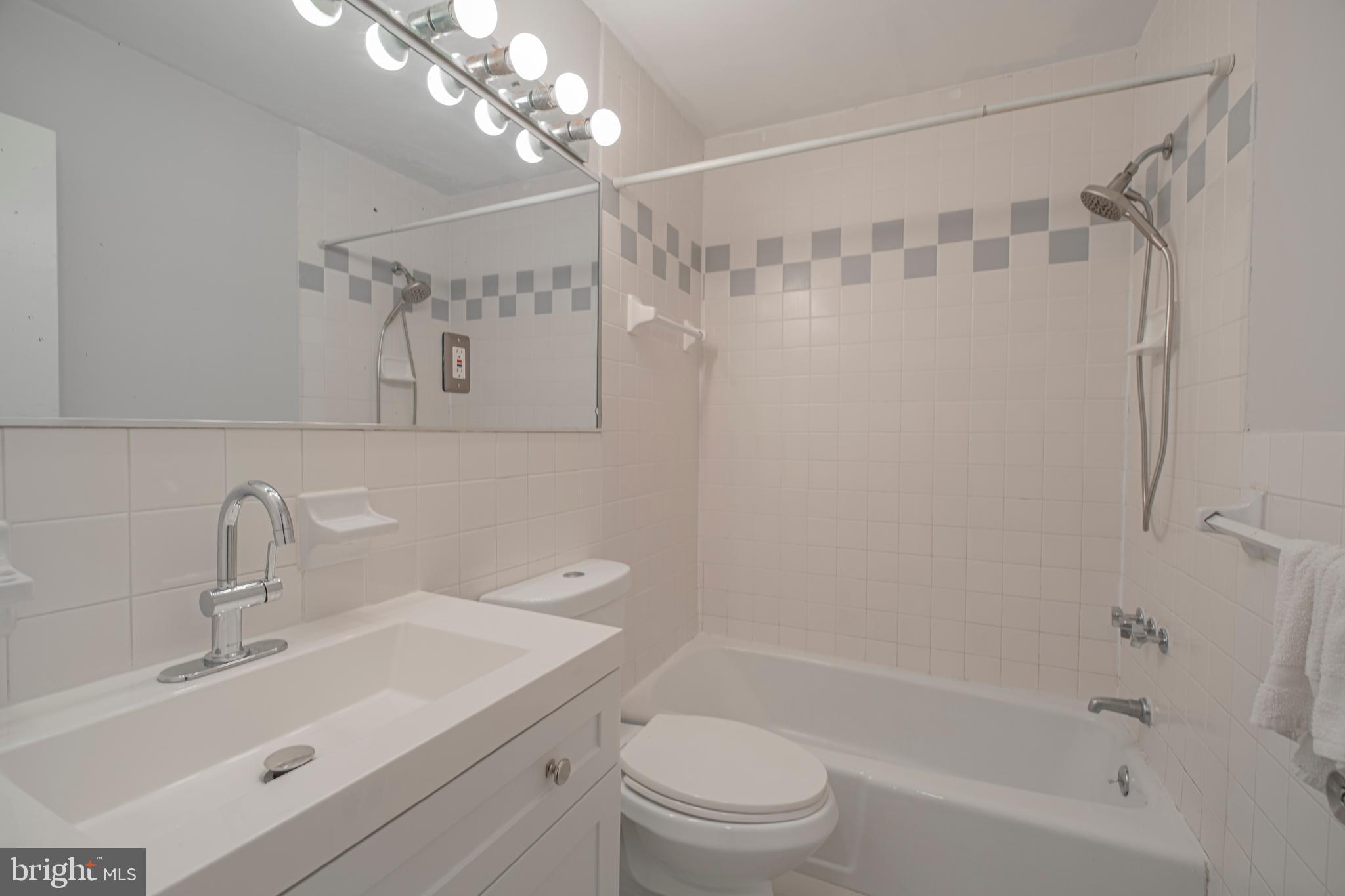 PARKSIDE CONDOMINIUMS - Residential Lease