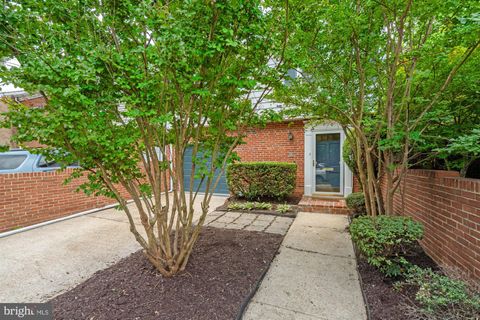 Townhouse For Sale - 3706 12th Street<br/> ARLINGTON, VA 22204