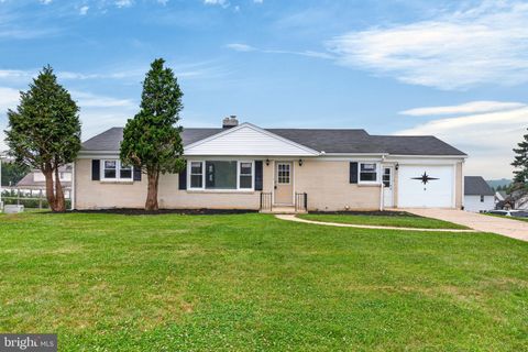 Homes For Sale - 385 Manor Road<br/> York County, RED LION, PA 17356