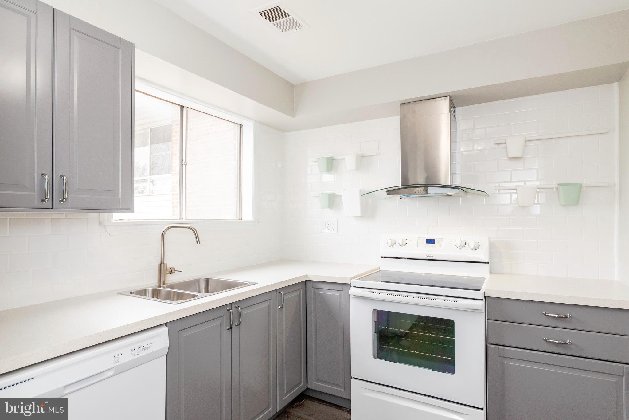 MOORES MILL MANOR - Residential