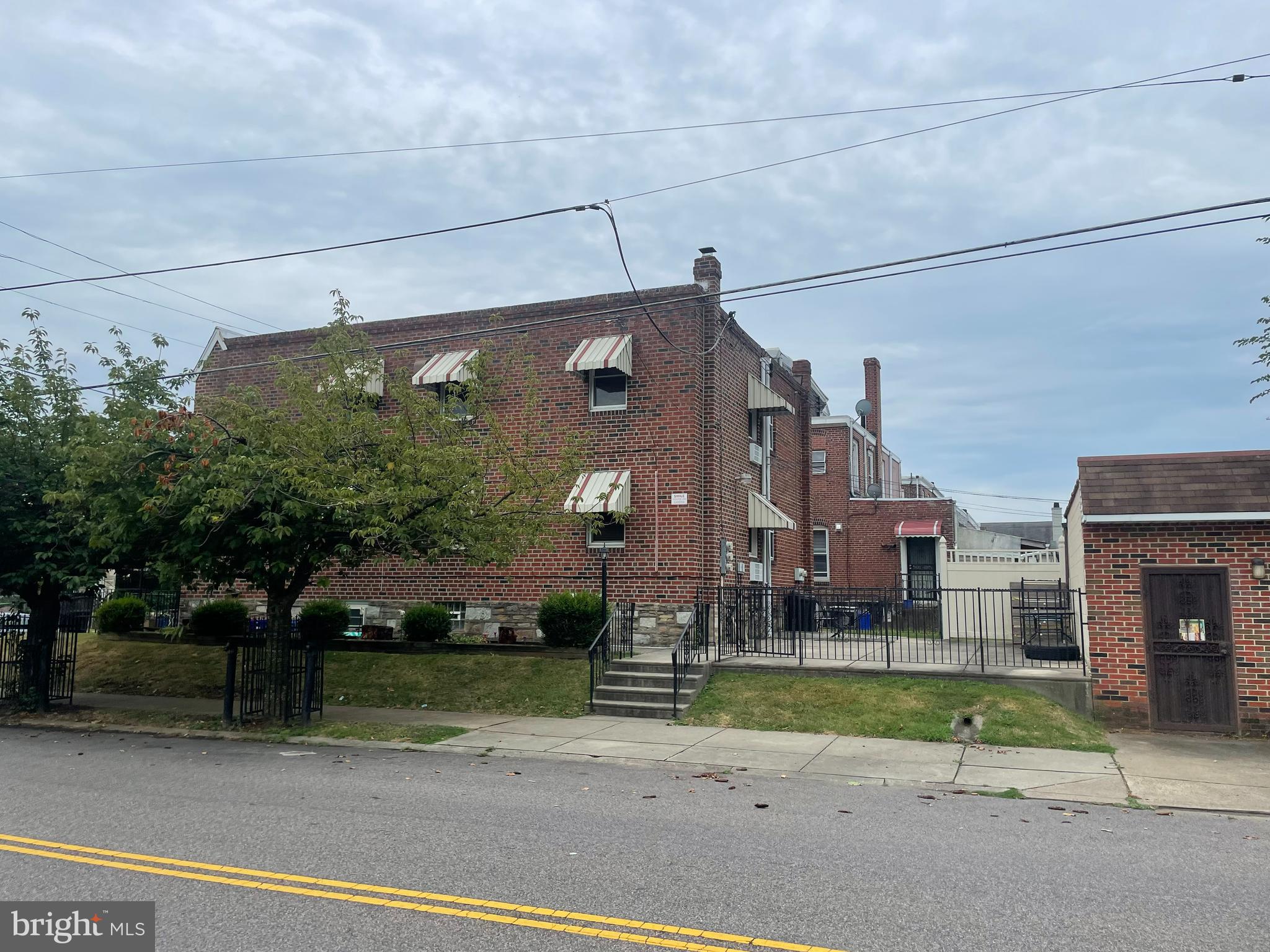 Main image without alt text