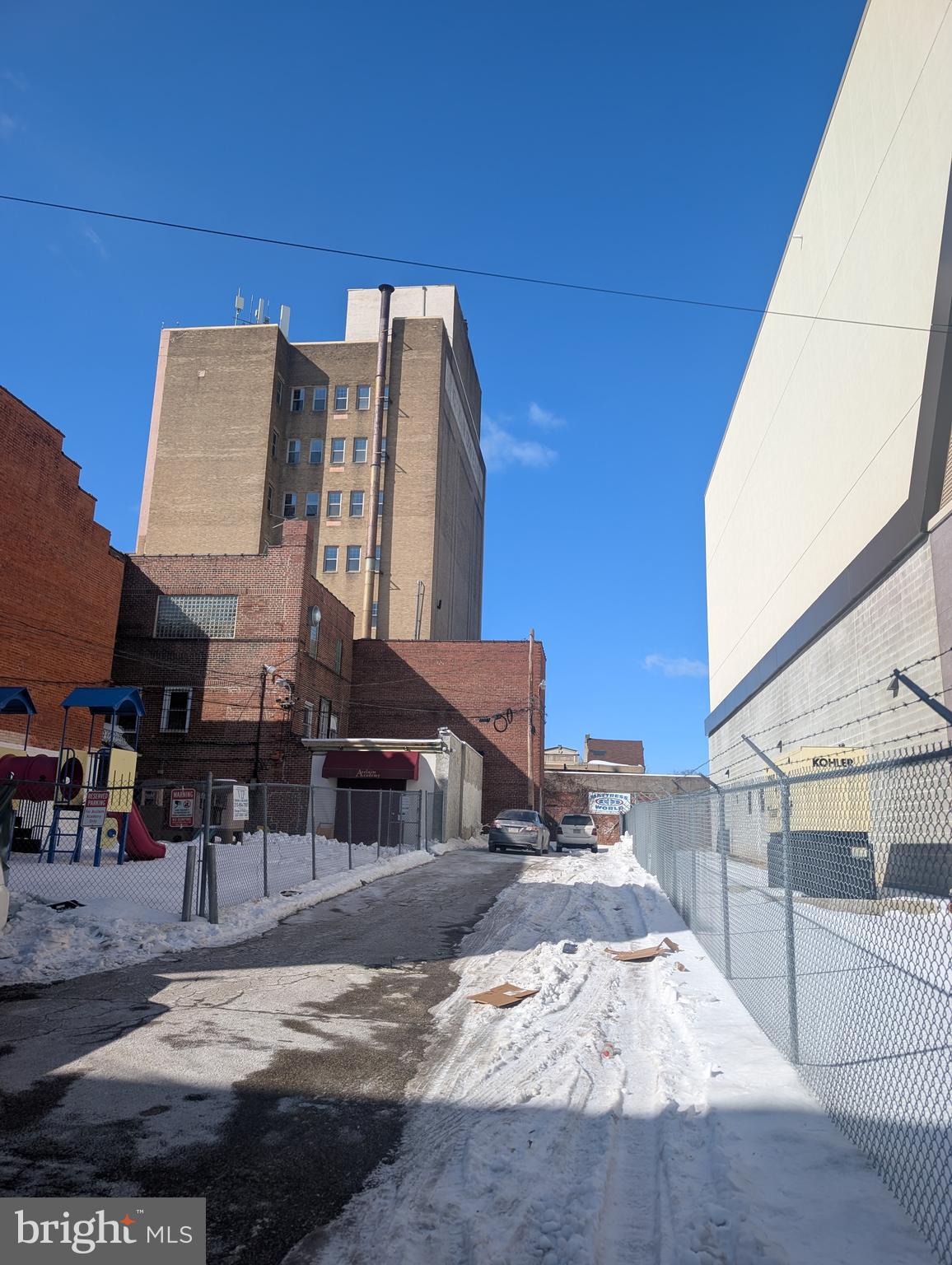 Main image without alt text