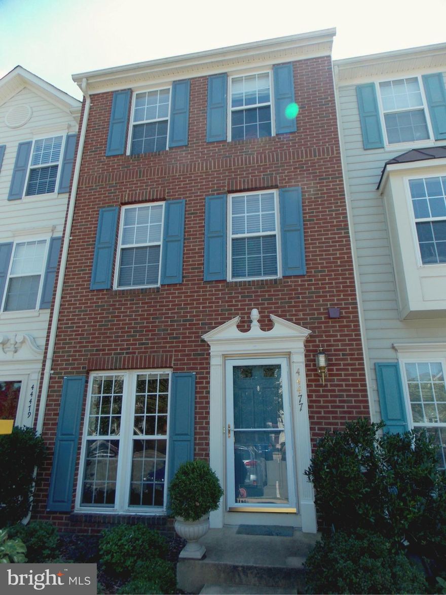 SPOTLESS! BRING YOUR CHOOSIEST BUYER! PREM LOT BACKS 2 OPEN SCPACE! FENCED REAR YARD! OPEN PLAN! NEW HRDWD FOYER & STAIRS, EAT-IN KIT W/ALL RECENT SS PPLCS(NEW RANGE) UL FAM RM W/FRPLC, HUGE MA SUITE (ENTIRE UL!) W/SOARING CEILINGS, BUILT-IN WARDROBE & LUX BATH! LOCATION-2 TURNS TO THE MALL W/NEW GLOUCESTER CONTINUATION! MINUTES TO ONE LOUDOUN, AMAZING VILLAGE AMENITIES!AC 2 YRS, HW HEATER 4 YRS