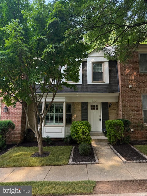 Townhouse For Sale - 5752 Crownleigh Court<br/> Fairfax County, BURKE, VA 22015