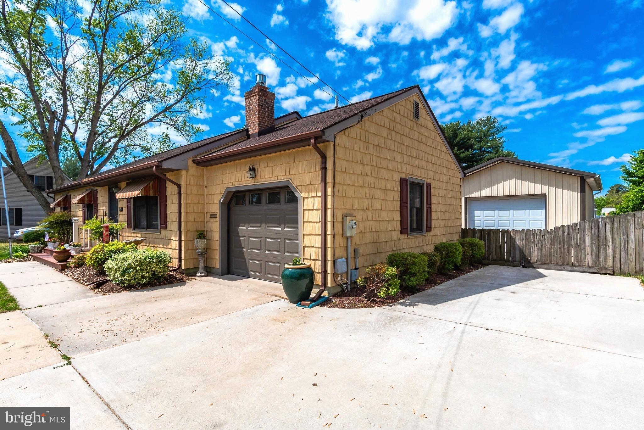 WOODSIDE MANOR - Residential