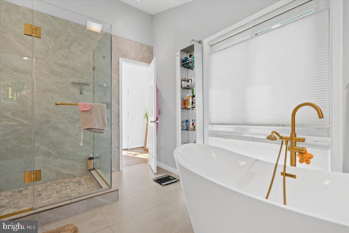 EAST GATE OF POTOMAC - Residential Lease