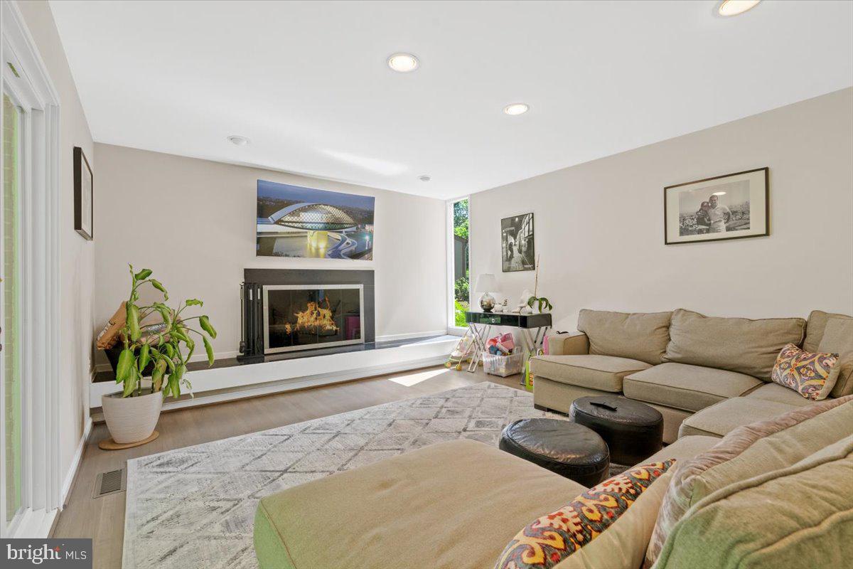 EAST GATE OF POTOMAC - Residential Lease