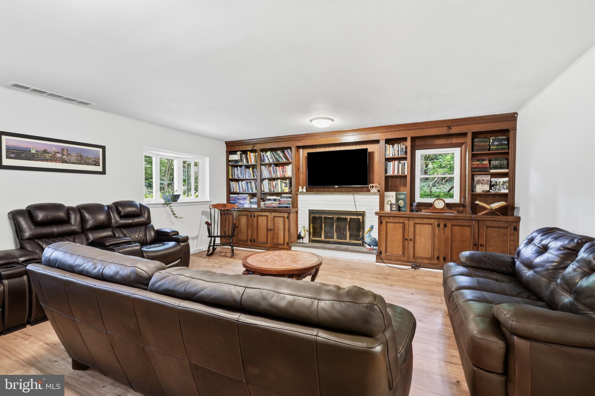 1132 LINDSAY LANE