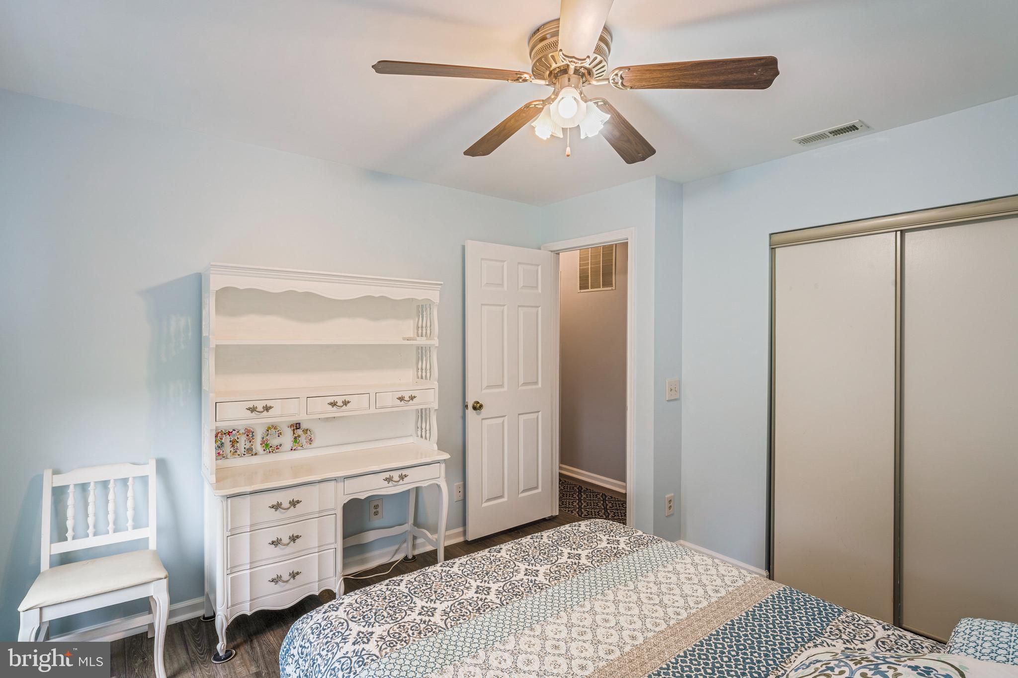 COUNTRY ROADS - Residential