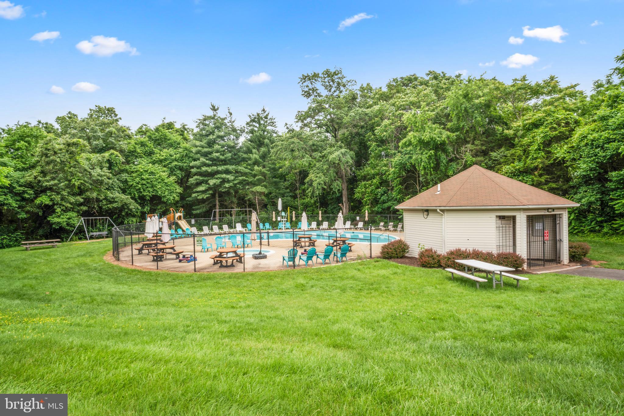 COUNTRY ROADS - Residential