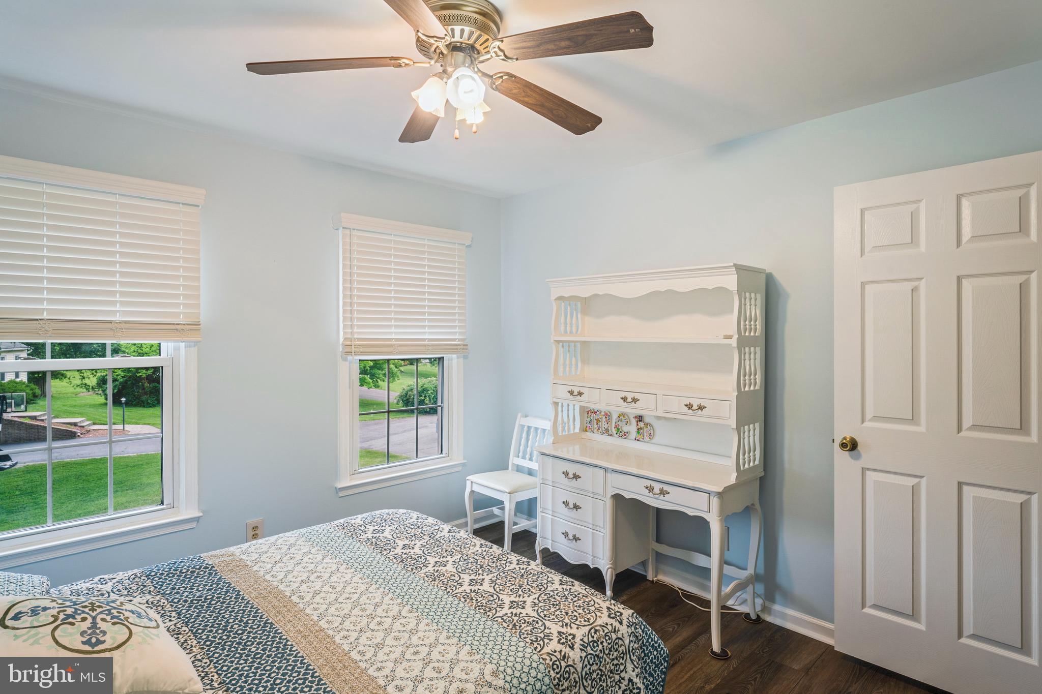 COUNTRY ROADS - Residential