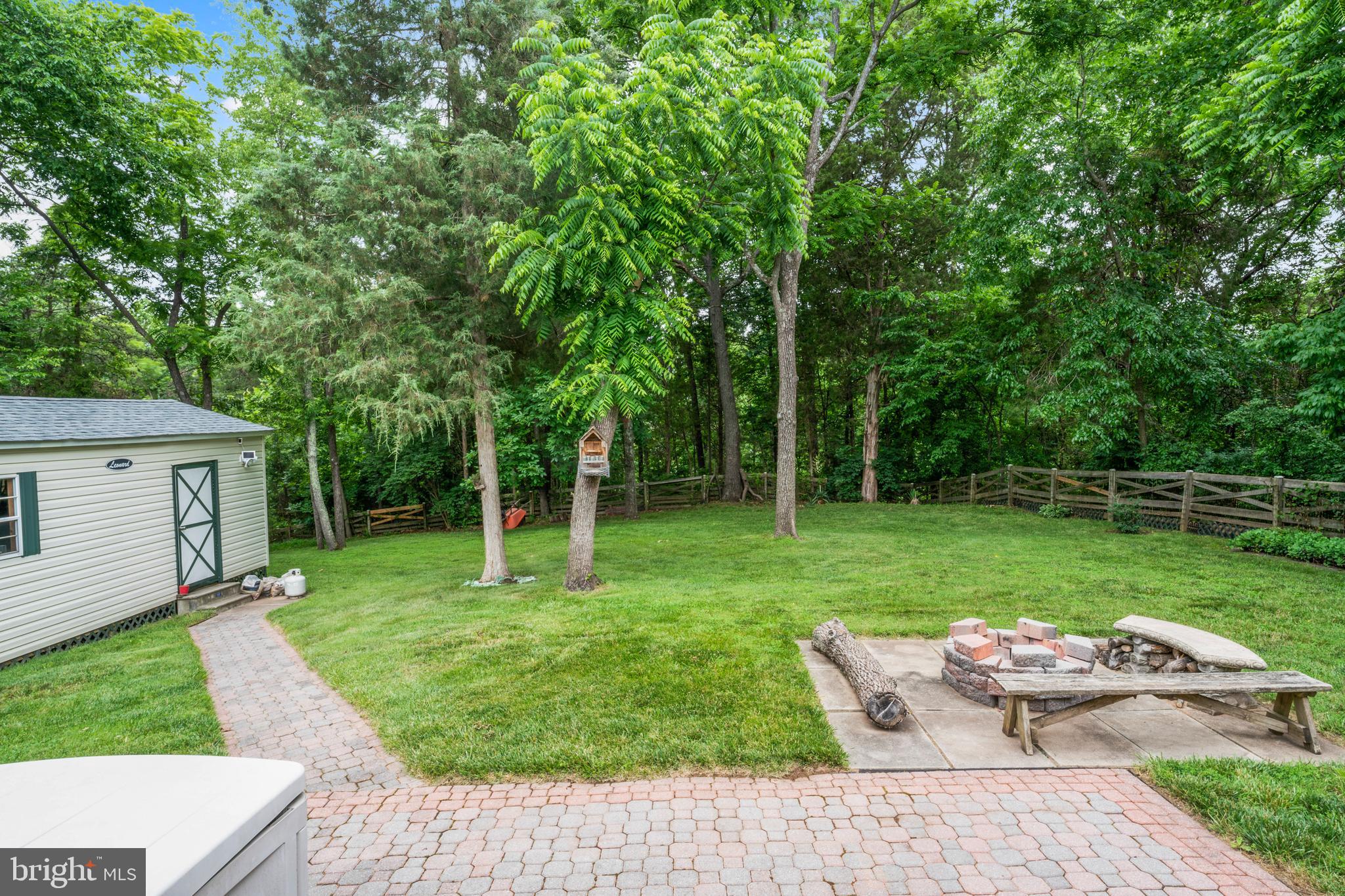 COUNTRY ROADS - Residential