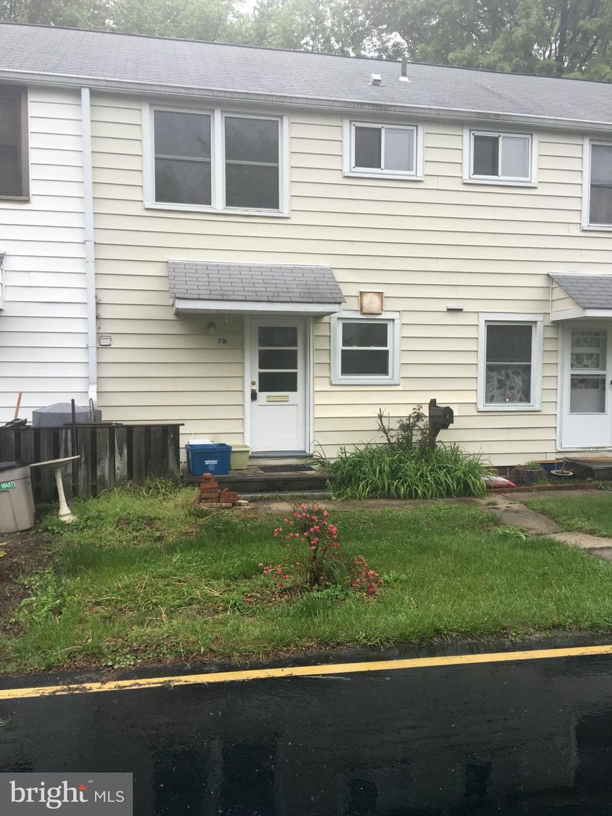 This 2 bedroom coop is ready for you to move in.  Located in Greenbelt Homes, a coop. Walk to shopping, banking, grocery stores, movies, restaurants. In historic Greenbelt filled with rich history.