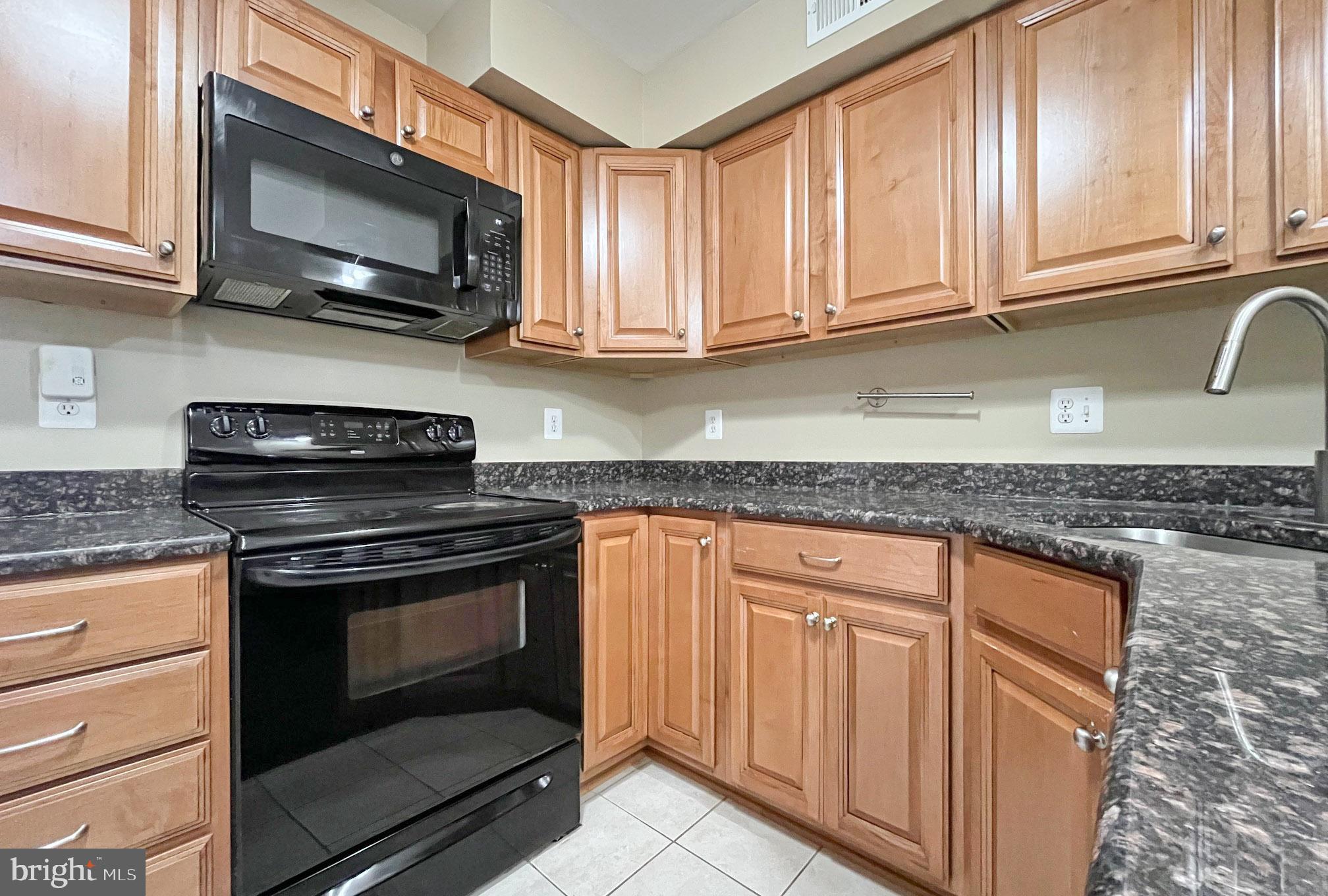 LONDON TOWNE - Residential Lease