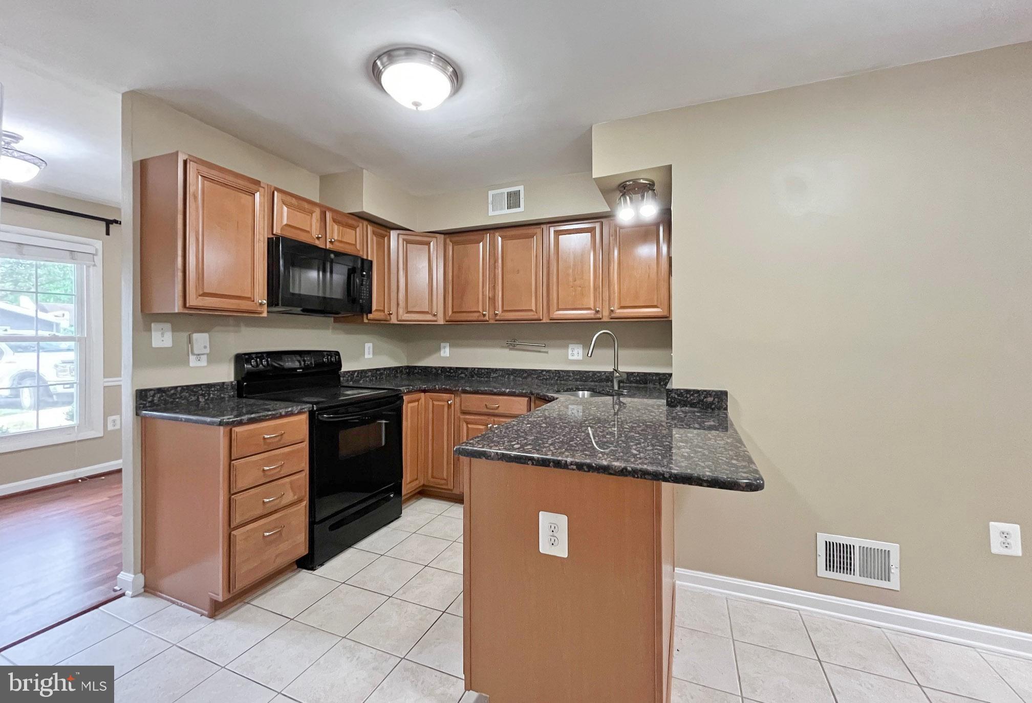 LONDON TOWNE - Residential Lease