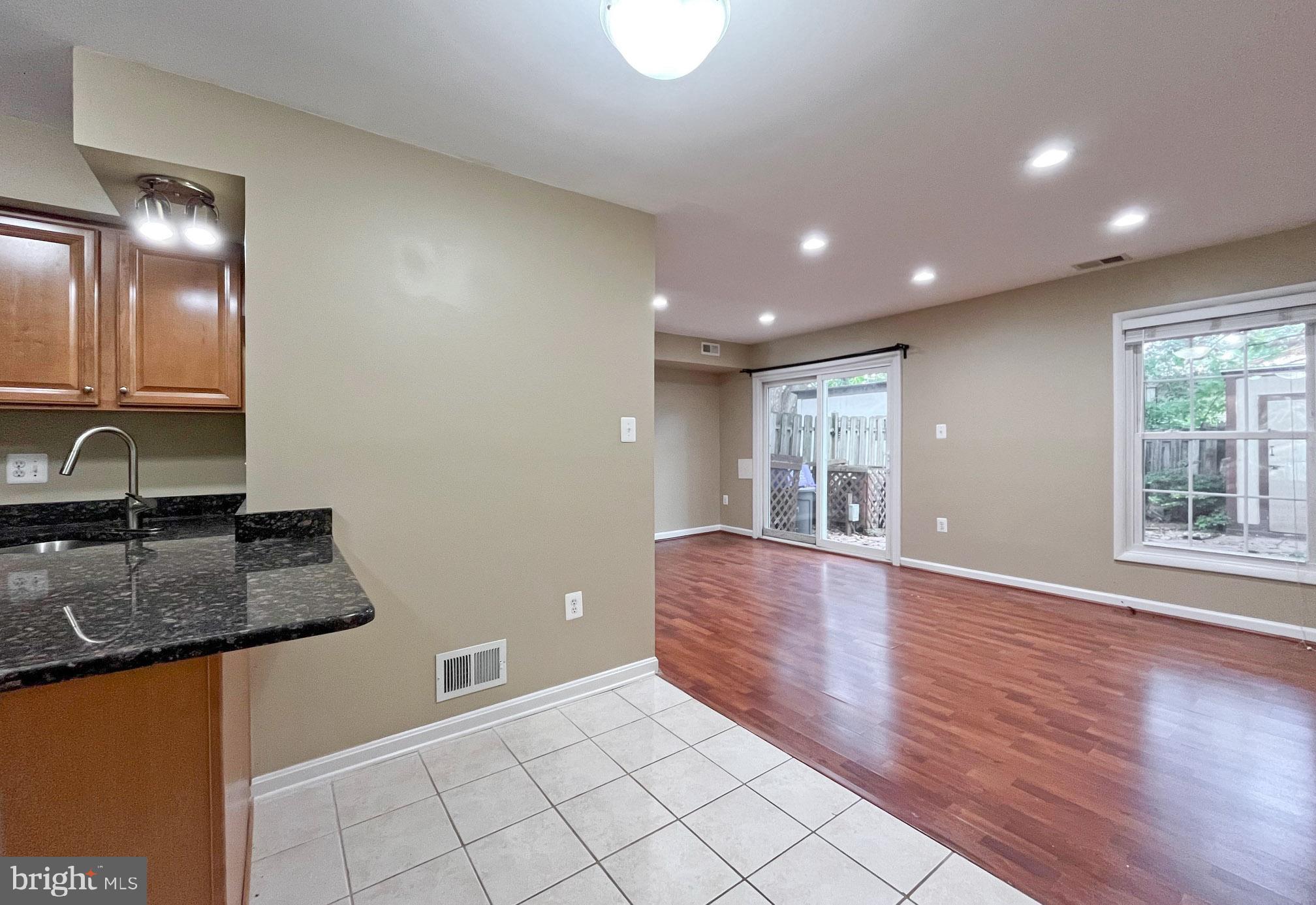 LONDON TOWNE - Residential Lease