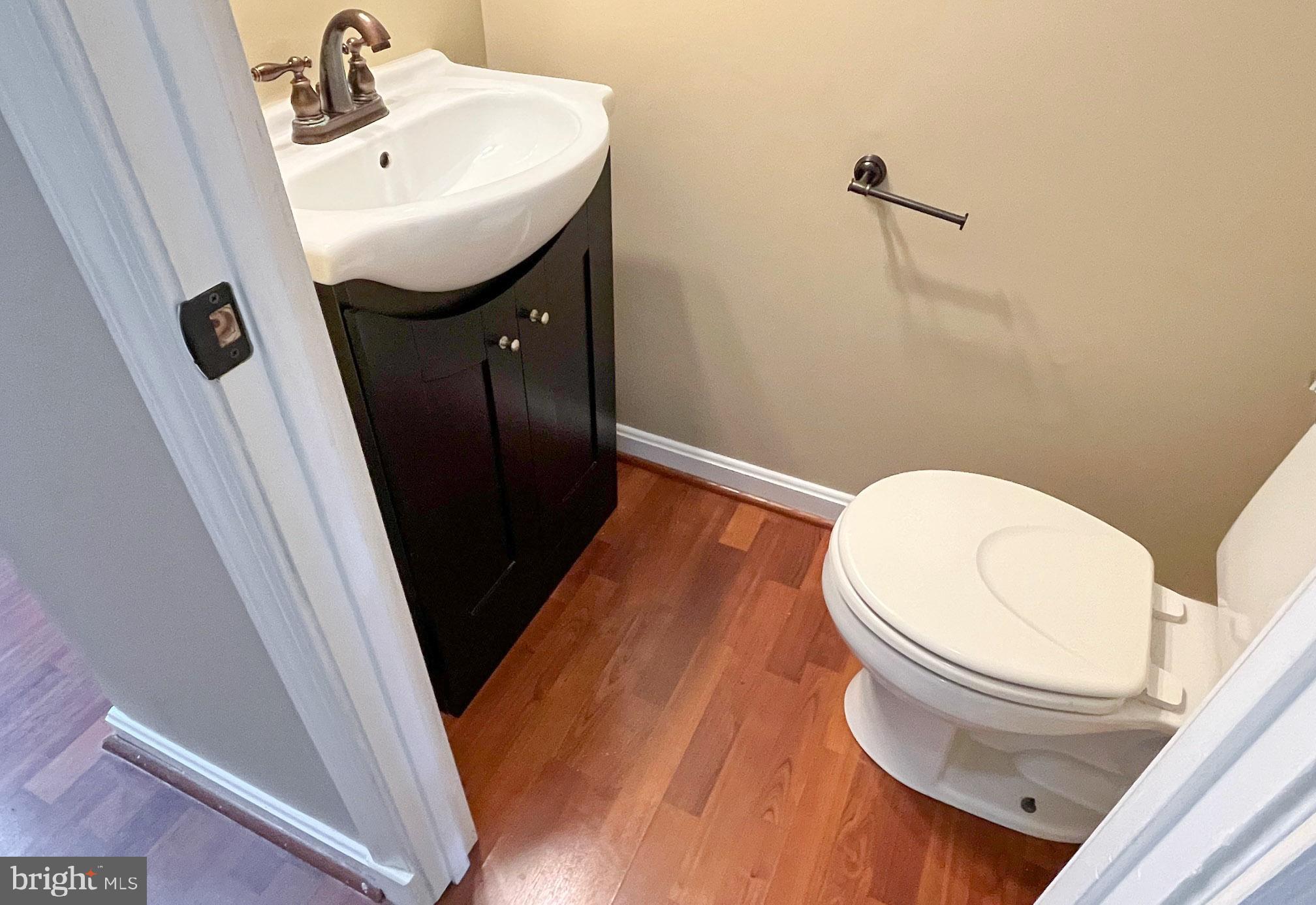 LONDON TOWNE - Residential Lease