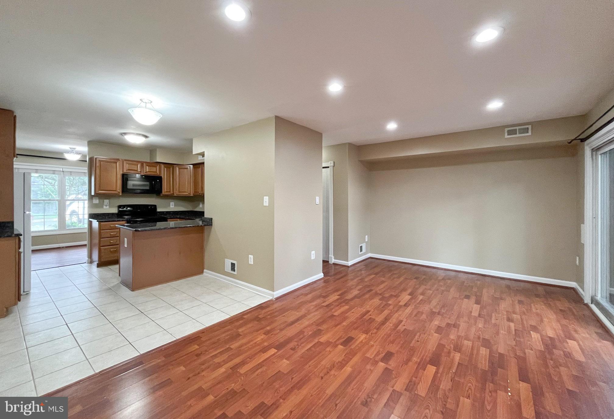 LONDON TOWNE - Residential Lease