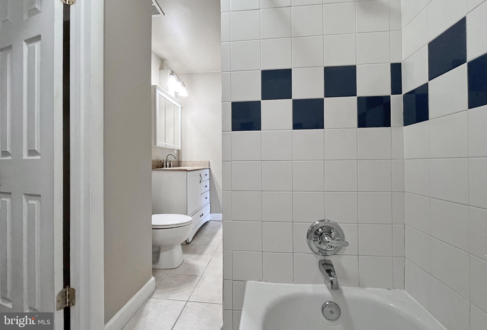 LONDON TOWNE - Residential Lease