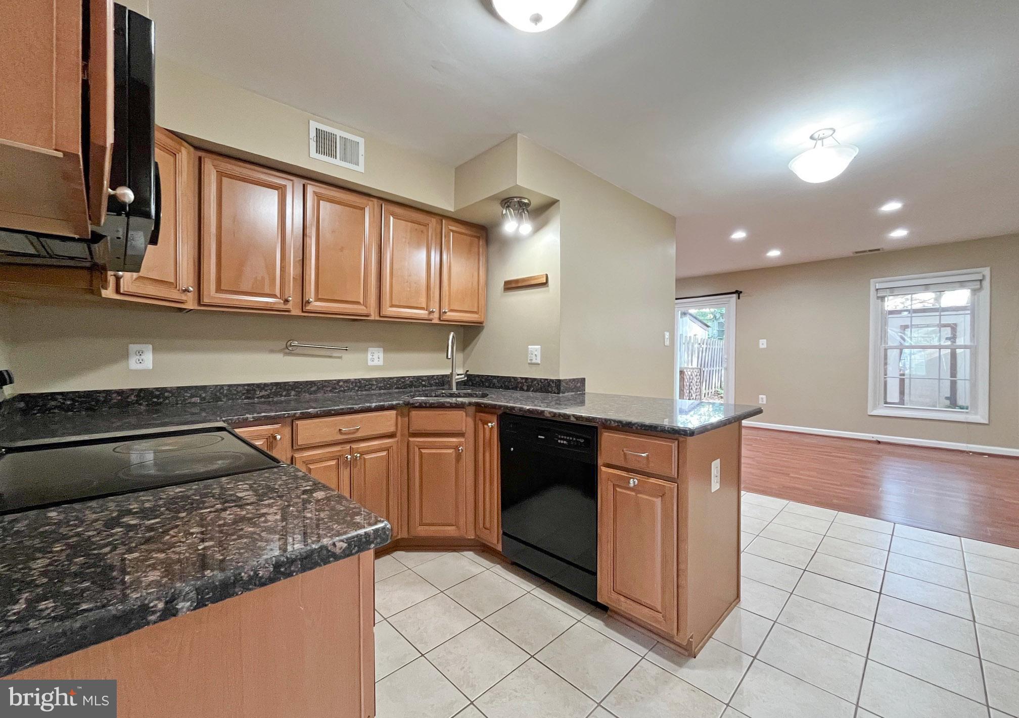 LONDON TOWNE - Residential Lease