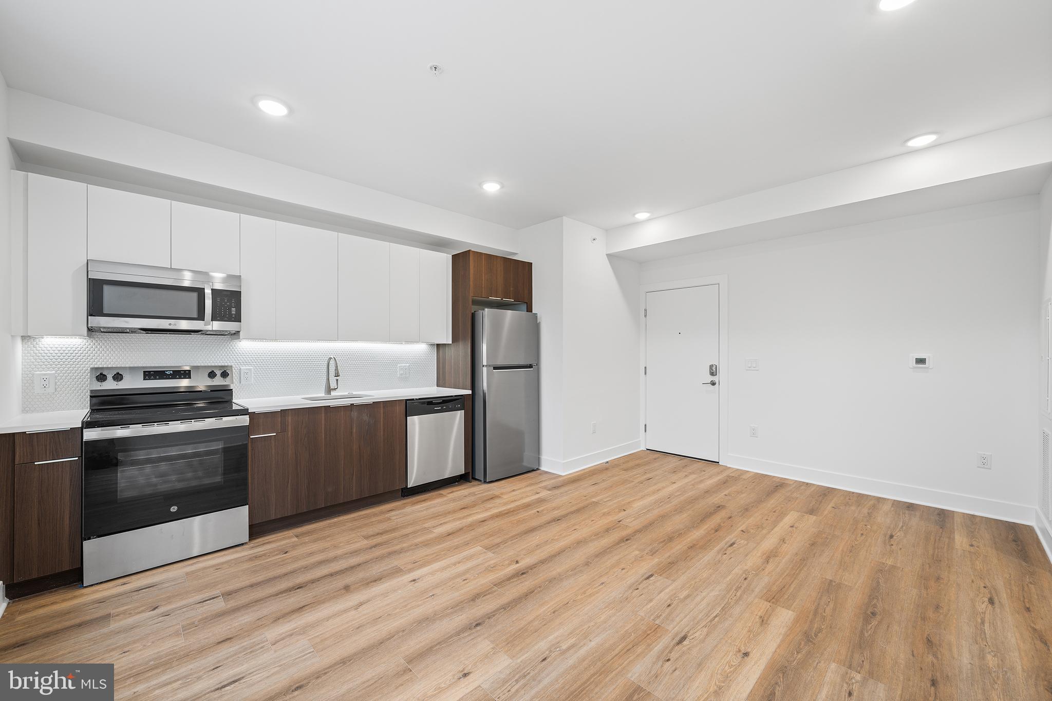 4324 LANCASTER AVENUE 200