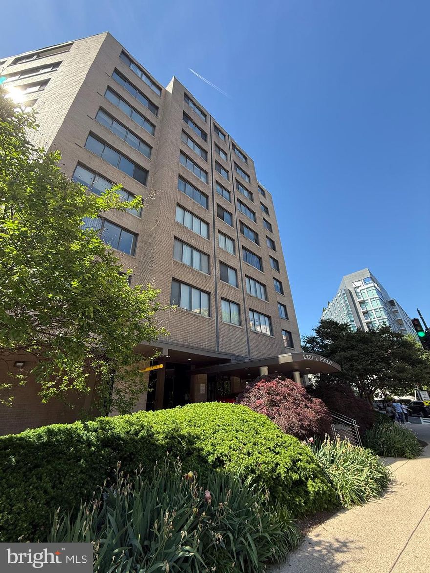 Welcome to this charming 1 BR + Den/Office (possible Bedroom) 1 FB apartment located on the first floor of a sought-after building in the heart of Washington, DC. This well-appointed unit features a kitchen, a combined living and dining area perfect for entertaining, and a private balcony for enjoying morning coffee or evening sunsets. Residents will also enjoy access to the building's rooftop pool, offering sweeping city views and a great spot to relax during warmer months. Conveniently located near shops, restaurants, and public transportation, this apartment offers the best of city living. *****𝙋𝙡𝙚𝙖𝙨𝙚 𝙣𝙤𝙩𝙚: 𝙩𝙝𝙚 𝙪𝙣𝙞𝙩 𝙞𝙨 𝙘𝙪𝙧𝙧𝙚𝙣𝙩𝙡𝙮 𝙩𝙚𝙣𝙖𝙣𝙩 𝙤𝙘𝙘𝙪𝙥𝙞𝙚𝙙 𝙨𝙤 𝙖𝙩𝙩𝙚𝙣𝙙𝙞𝙣𝙜 𝙖𝙣 𝙊𝙥𝙚𝙣 𝙃𝙤𝙪𝙨𝙚 𝙞𝙨 𝙨𝙩𝙧𝙤𝙣𝙜𝙡𝙮 𝙚𝙣𝙘𝙤𝙪𝙧𝙖𝙜𝙚𝙙. 𝘼𝙜𝙚𝙣𝙩𝙨, 𝙥𝙡𝙚𝙖𝙨𝙚 𝙧𝙚𝙜𝙞𝙨𝙩𝙚𝙧 𝙮𝙤𝙪𝙧 𝙘𝙡𝙞𝙚𝙣𝙩𝙨 𝙗𝙮 𝙚𝙞𝙩𝙝𝙚𝙧 𝙣𝙤𝙩𝙞𝙛𝙮𝙞𝙣𝙜 𝙎𝙖𝙧𝙖𝙝 𝘽𝙚𝙖𝙩𝙩𝙮 𝙙𝙞𝙧𝙚𝙘𝙩𝙡𝙮 𝙤𝙧 𝙘𝙤𝙢𝙥𝙡𝙚𝙩𝙞𝙣𝙜 𝙩𝙝𝙚 𝙨𝙞𝙜𝙣 𝙞𝙣 𝙨𝙝𝙚𝙚𝙩 𝙖𝙩 𝙩𝙝𝙚 𝙊𝙥𝙚𝙣 𝙃𝙤𝙪𝙨𝙚. 𝙏𝙝𝙖𝙣𝙠 𝙮𝙤𝙪 𝙛𝙤𝙧 𝙮𝙤𝙪𝙧 𝙘𝙤𝙤𝙥𝙚𝙧𝙖𝙩𝙞𝙤𝙣. 𝘼𝙡𝙨𝙤, 𝙥𝙡𝙚𝙖𝙨𝙚 𝙗𝙚 𝙢𝙞𝙣𝙙𝙛𝙪𝙡 𝙙𝙪𝙧𝙞𝙣𝙜 𝙨𝙝𝙤𝙬𝙞𝙣𝙜𝙨. 𝙏𝙬𝙤 𝙛𝙧𝙞𝙚𝙣𝙙𝙡𝙮 𝙘𝙖𝙩𝙨 𝙘𝙪𝙧𝙧𝙚𝙣𝙩𝙡𝙮 𝙧𝙚𝙨𝙞𝙙𝙚 𝙞𝙣 𝙩𝙝𝙚 𝙪𝙣𝙞𝙩. **** DO NOT OPEN HALL CLOSET - NOT INSTALLED YET*****