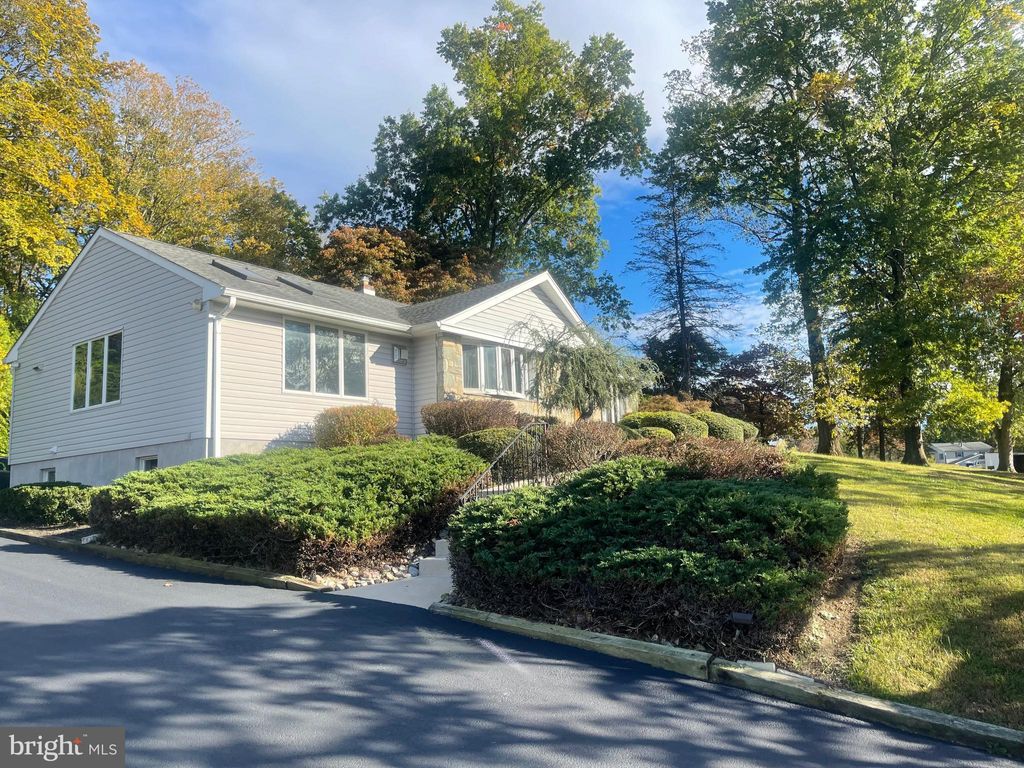 Photo of 809 Ellis Avenue, NEWTOWN SQUARE, PA 19073 (MLS # PADE2102356)
