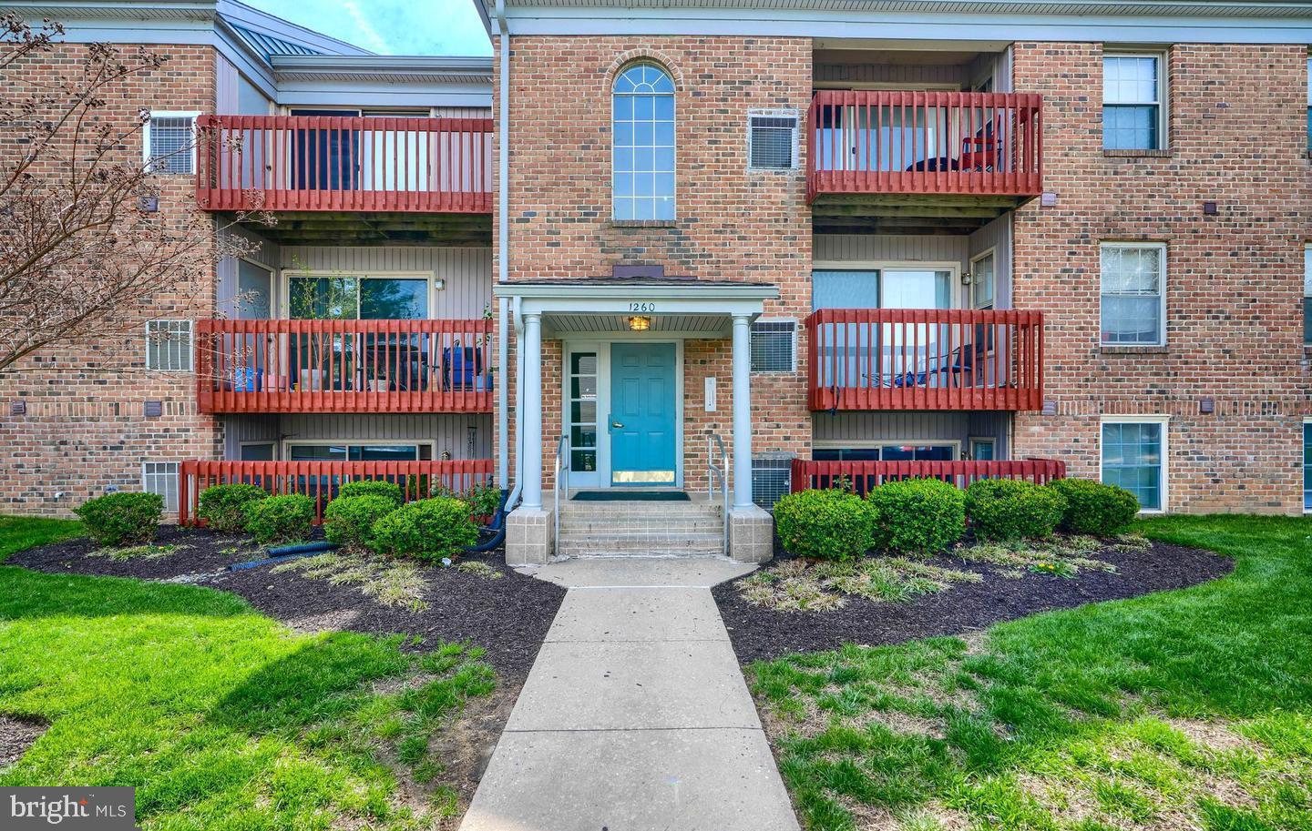 Amazing Investment Opportunity. Tenant-occupied unit. Long term tenant, no delinquencies, rent is $1575 per month and tenant desires to stay after unit is sold.
Beautifully maintained 3 bedroom, 1 bathroom unit in secluded neighborhood of Waterford Landing in Essex. Spacious condo with close proximity to lovely park with lake views, as well as multiple shopping centers and Johns Hopkins Medical facility. Easy access to 695 and 95. MUST SEE