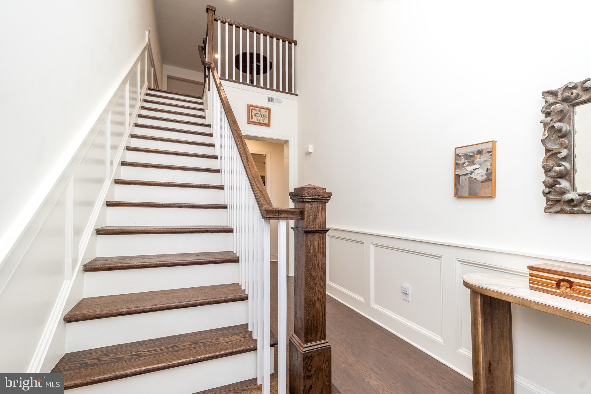 906 HOLDEN COURT