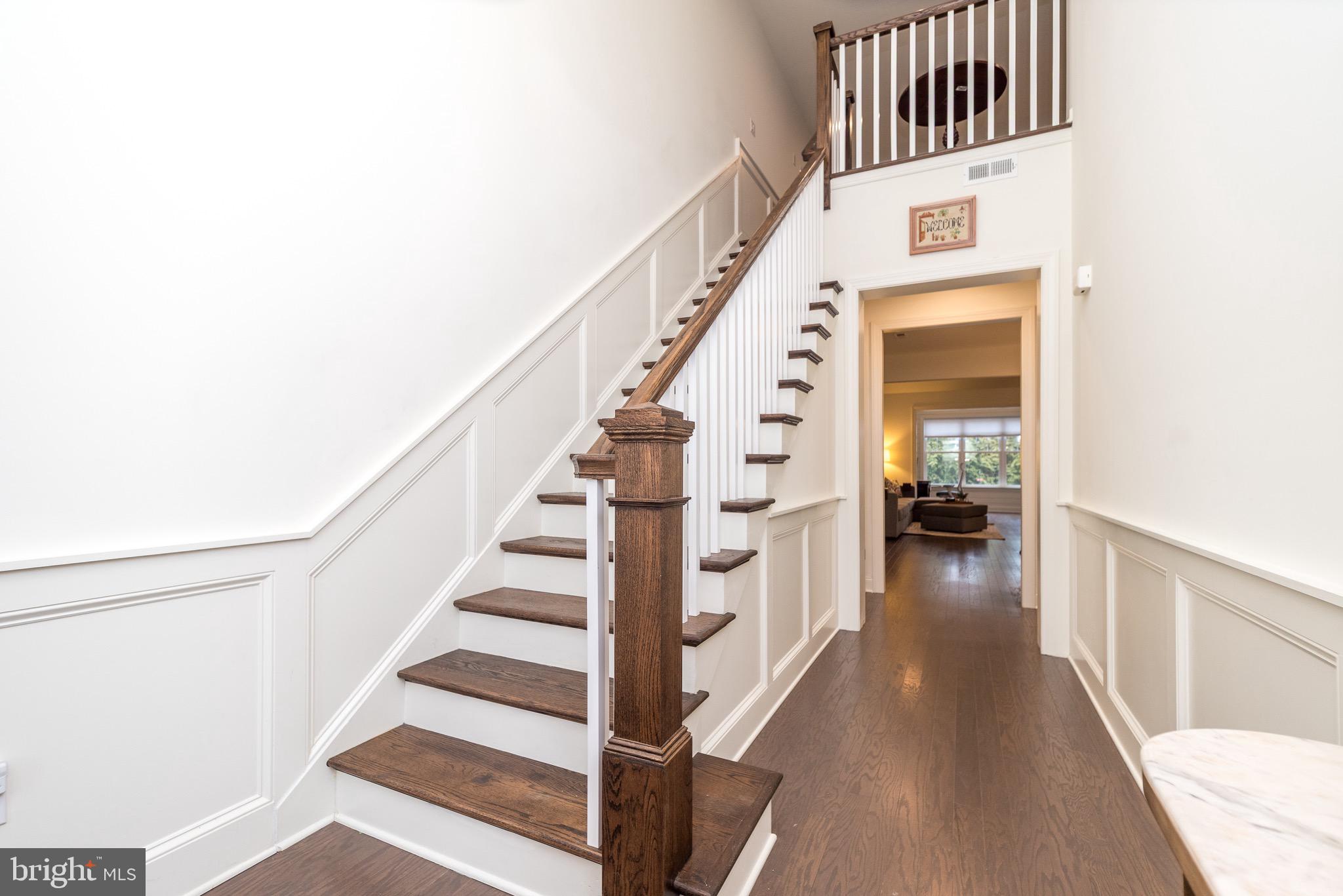 906 HOLDEN COURT