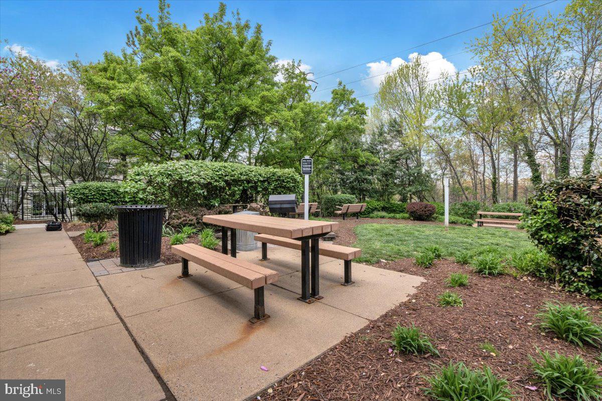 4542 SUPERIOR SQUARE