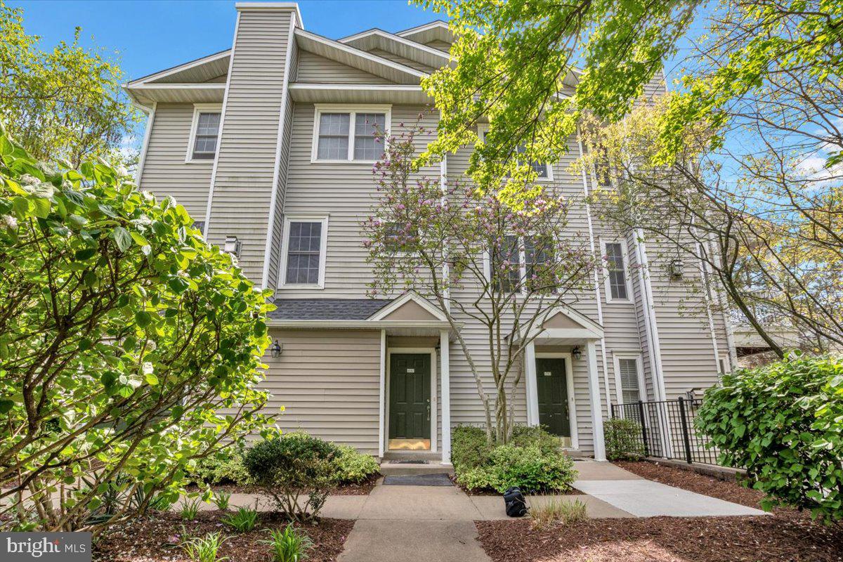 4542 SUPERIOR SQUARE