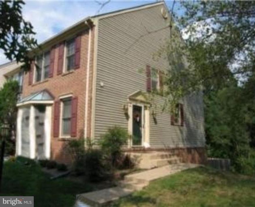 Immaculate & Well maintained 3BR, 3.5BA End-unit  Home in Kingstowne..VERY private -- backs to woods & fronts to open green area..Huge Liv Rm w/ Bay window..Spacious Kit w/ Granite & Fam Rm & walkout to Inviting Sundeck.. Rec Rm w/ Cozy Fireplace & Walkout to Private Fenced back yard. ..Easy Access to Beltway, Metro Bus & Towne Center...New Granite in Progress & Paint Repair..AVAIL 7  JUNE