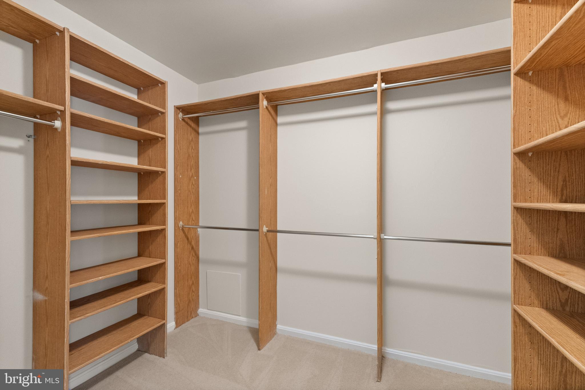 KNOLLS AT MIDDLE RUN - Residential