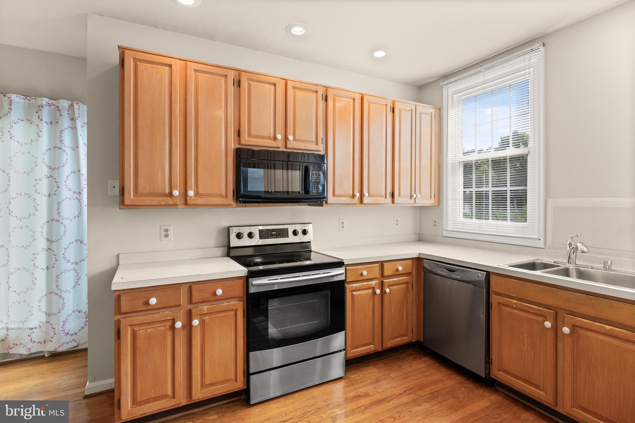 KNOLLS AT MIDDLE RUN - Residential